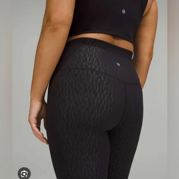 Align High-Rise Crop 23” Tight. Segment Emboss Black. NWOT!!